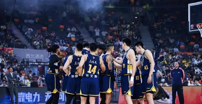 买件衣服穿！球迷偶遇广东内线核心 微笑合影 球迷大赞亲和力