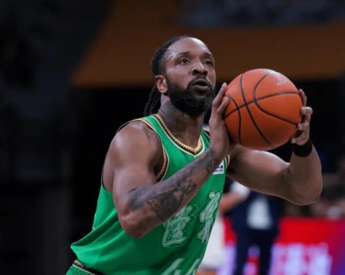 失望透顶!辽篮输青岛尴尬画面曝光 威尔斯没握手直接回更衣室