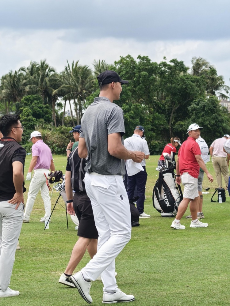 开云体育登录-好久不见！易建联现身观澜湖高尔夫比赛 面带笑容心情不错