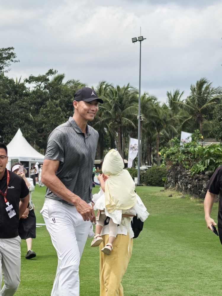 开云体育登录-好久不见！易建联现身观澜湖高尔夫比赛 面带笑容心情不错